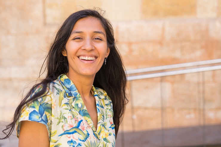 Photo young indian woman laughing in the street