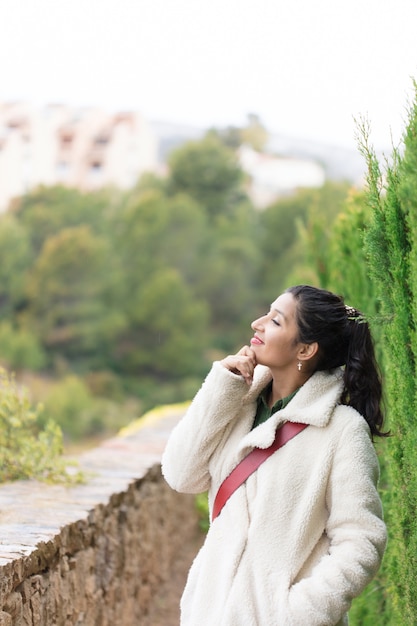 自然の場所に若いインド人女性