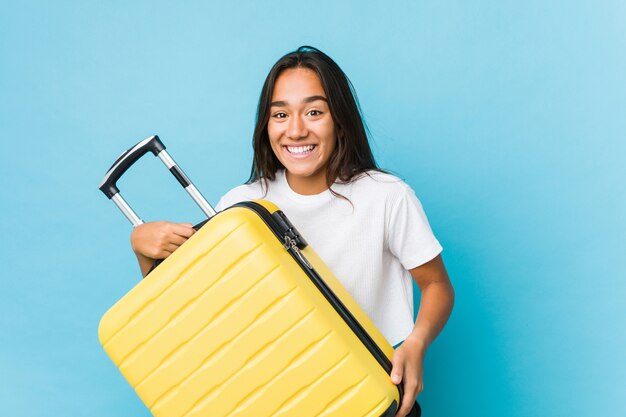 新しい旅行を行うため神経質な若いインド人女性