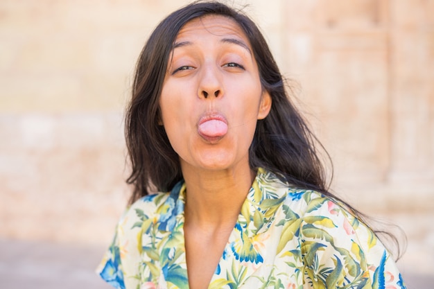 写真 舌を見せる若いインド人女性