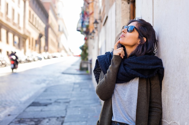 Giovane donna indiana pensando alla strada