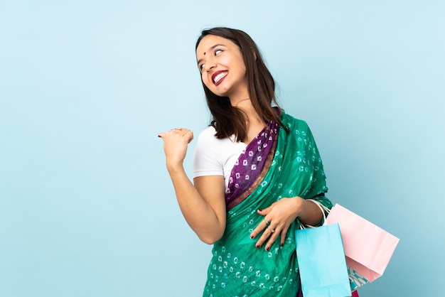 買い物袋を持つ若いインド人女性