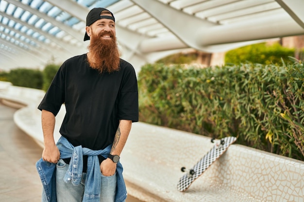 Foto giovane pattinatore irlandese sorridente felice al parco