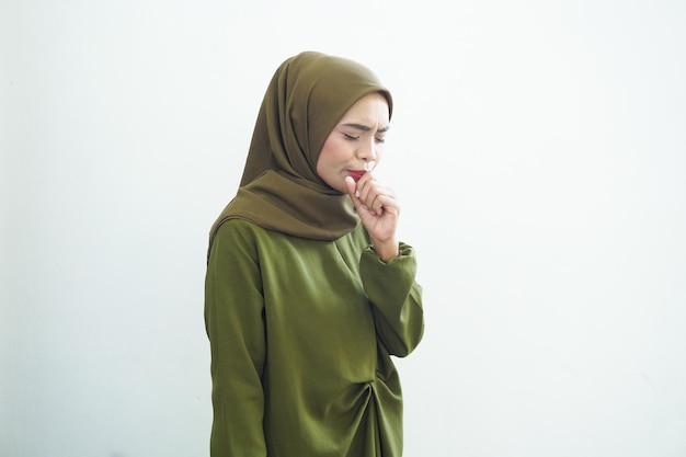 Молодая исламская женщина на изолированном белом фоне с кашлем и плохим самочувствием