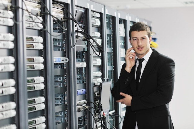 Photo young it engeneer in datacenter server room