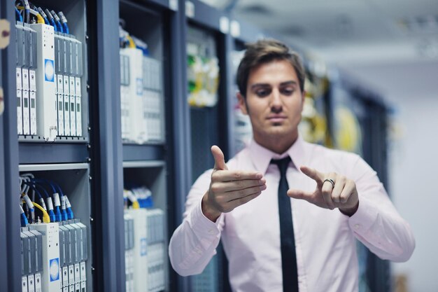 Photo young it engeneer in datacenter server room