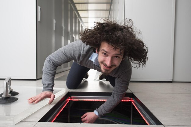 Photo young it engineer connecting cables in server room at modern data center