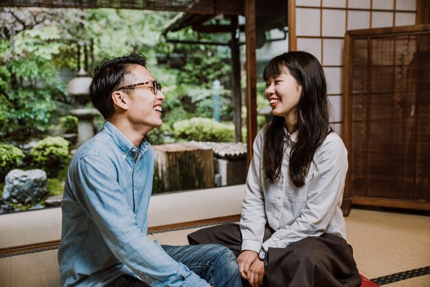 그들의 집에서 시간을 보내는 젊은 일본 부부