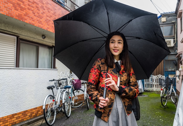 Молодая японская девушка на улице