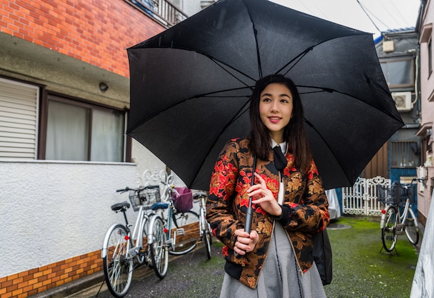 屋外の若い日本人の女の子