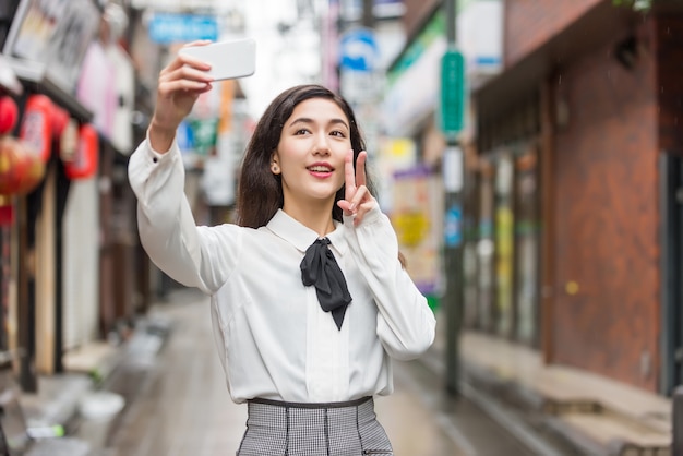 Молодая японская девушка на улице