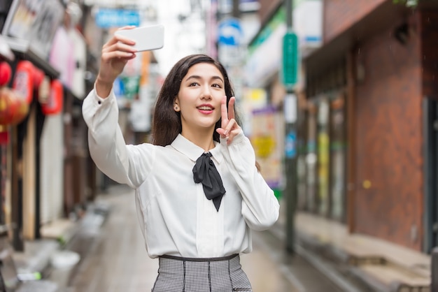 屋外の若い日本人の女の子