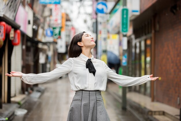 屋外の若い日本人の女の子