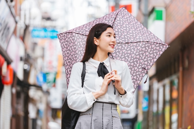 屋外の若い日本人の女の子