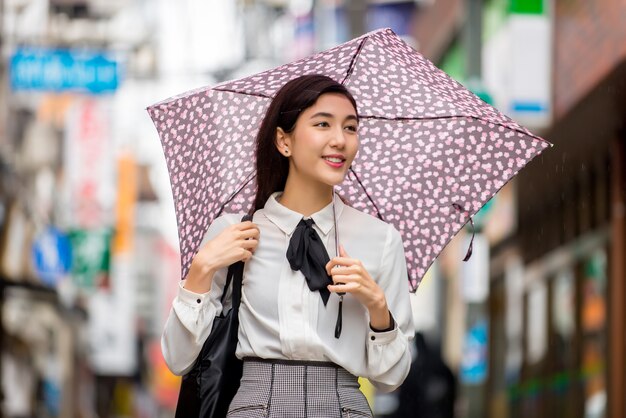 屋外の若い日本人の女の子