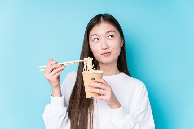 麺を食べる若い日本人女性