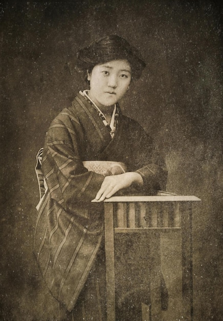 伝統的な衣装を着た若い日本人女性の写真
