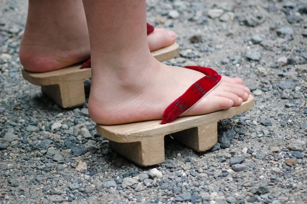 Photo a young japanese woman wearing a typical sandal