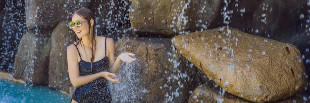 Foto giovane donna gioiosa sotto il formato lungo dell'insegna delle sorgenti termali della stazione termale della piscina della piscina del flusso dell'acqua