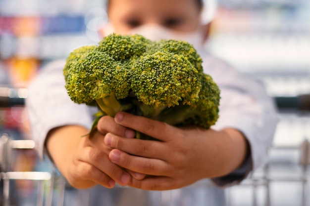 写真 フェイスマスクで買い物をする幼児