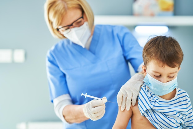 Маленькие дети во время вакцинации в больнице. Фото высокого качества