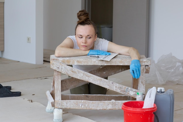 Foto una giovane donna tra i 30 ei 40 anni sta ristrutturando appartamento.