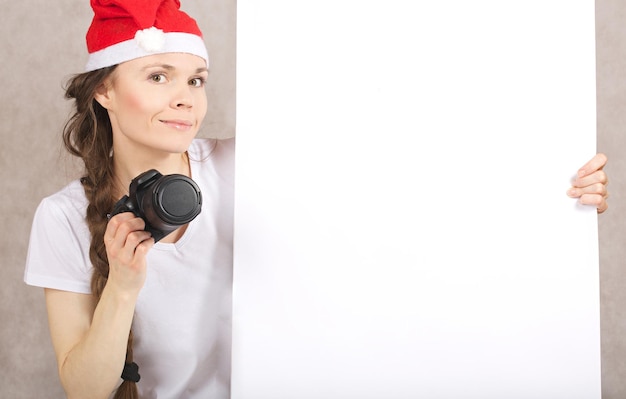 Young lady between 30 and 40 years old with a camera.