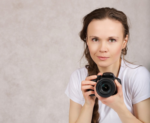 Young lady between 30 and 40 years old with a camera.