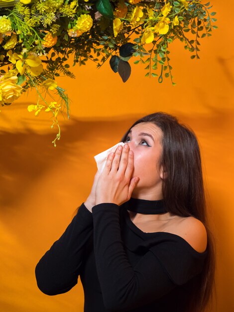 若い女性は花にアレルギーがあります