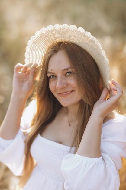 Foto giovane donna con il cappello