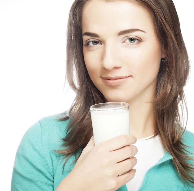 Foto giovane signora che mangia un bicchiere di latte