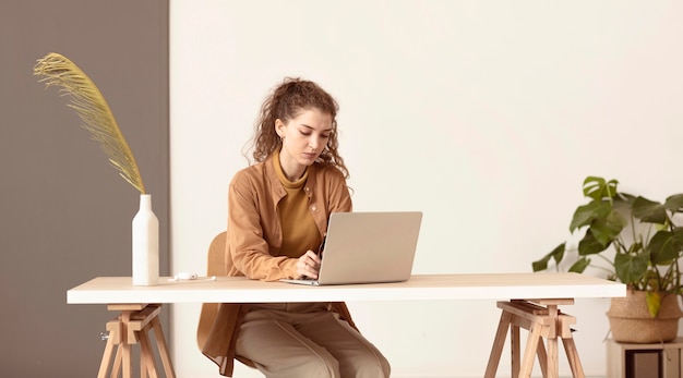 Foto giovane donna al suo campo di lavoro campo lungo