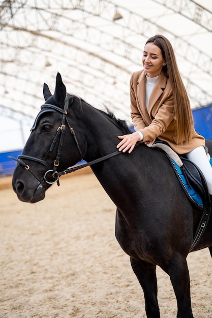 Giovane donna a cavallo modello femminile a cavallo