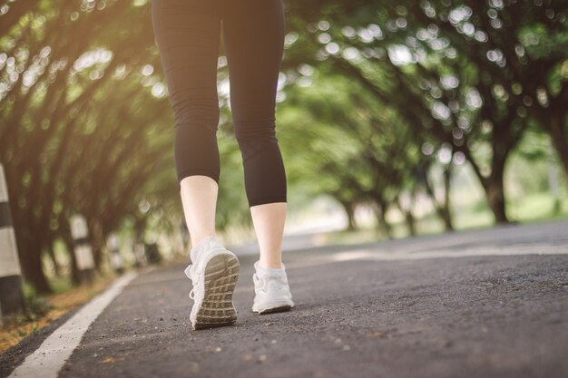 Photo young lady is running on the road