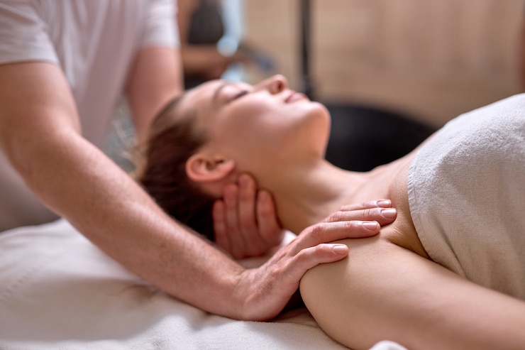 Photo young lady relax during spa massage in beauty center