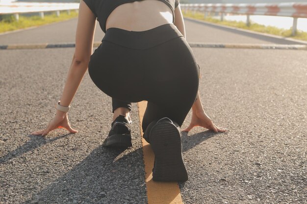 Photo young lady running on a rural road during sunset