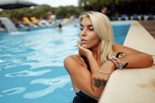 Photo young lady at swimming pool. summer vacation by the pool