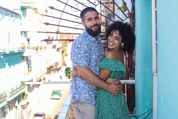 Молодая латинская пара в городе Гавана