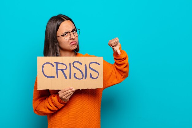 Foto giovane donna latina. concetto di crisi