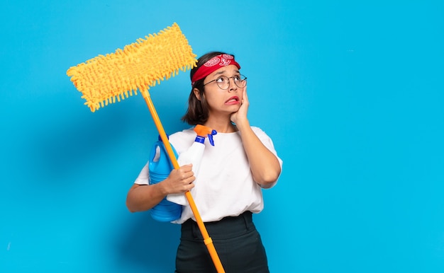 幸せ、興奮、驚きを感じ、顔を両手で横に見ている若いラテン女性