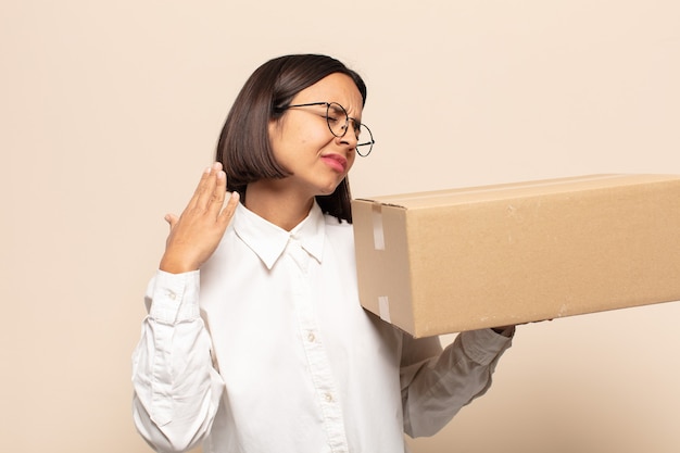 Giovane donna latina che si sente stressata, ansiosa, stanca e frustrata, tira il collo della camicia, sembra frustrata dal problema