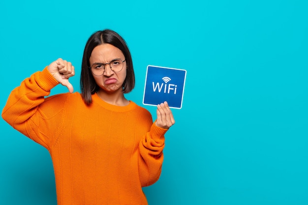 若いラテン女性。無料のwifiコンセプト