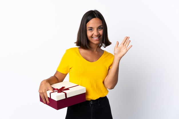 Молодая латинская женщина держит подарок