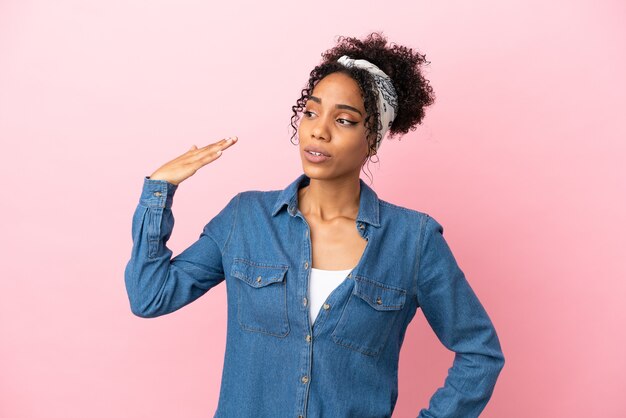 Photo young latin woman isolated on pink background with tired and sick expression