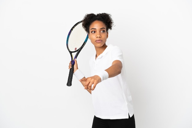 Photo young latin woman isolated on white background playing tennis