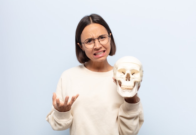 Photo young latin woman looking angry, annoyed and frustrated screaming wtf or what's wrong with you