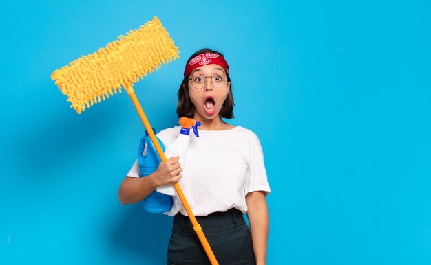 Photo young latin woman looking very shocked or surprised, staring with open mouth saying wow