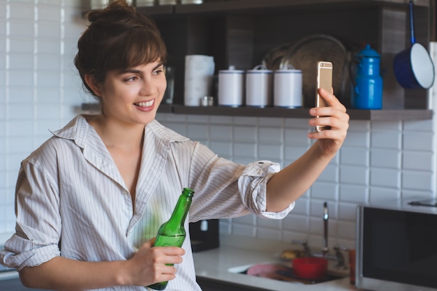 Selfieを作る若いラテン女性。