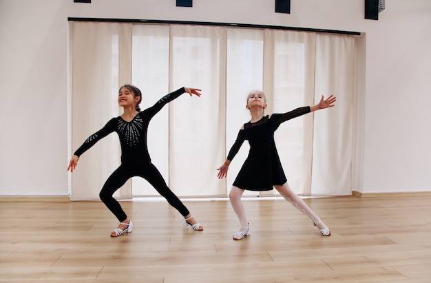 스튜디오 활동 개념에서 안무 코치와 함께 춤을 추는 젊은 학습자