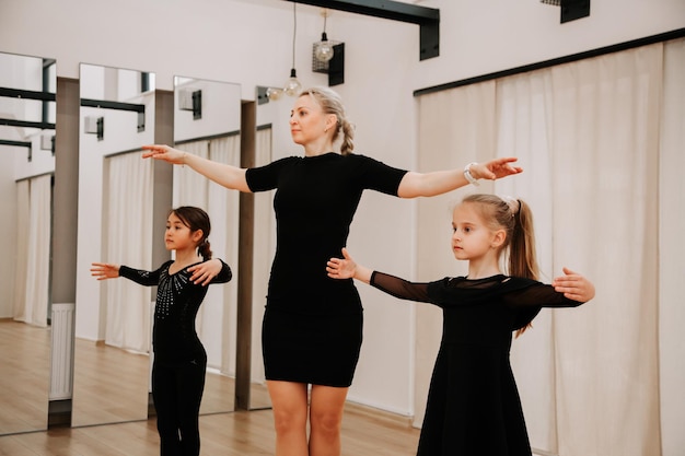 Photo young learners dancing with their choreography coach in the studio activity concept